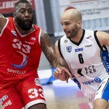 Jonathan Kazadi (à droite) a été décisif lors du 17-0 réussi par le Fribourg Olympic, en première mi-temps contre Massagno (à gauche, Keith Clanton). KEYSTONE/ANTHONY ANEX